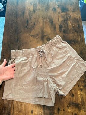 Women’s tan elastic waist athletic pocketed workout shorts